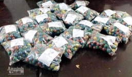 Thu giữ 2.500 quả pháo bi giống như viên kẹo ngậm